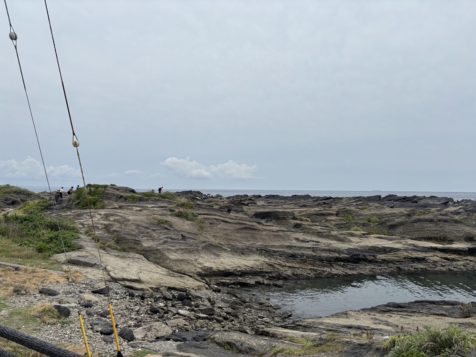 城ヶ島の海沿いに広がる岩場