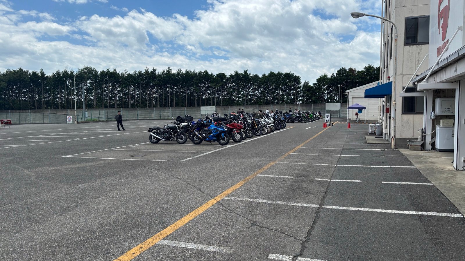 試乗会に集まった参加者と多数のバイク