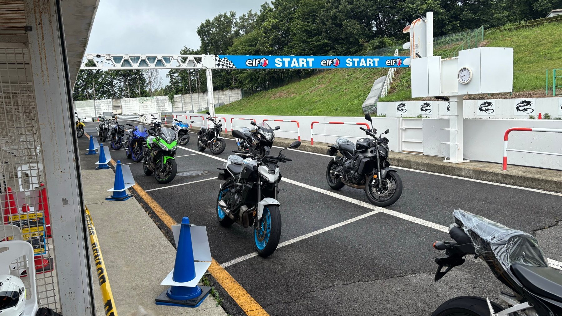 那須モータースポーツランドのスタート地点に並ぶ試乗車