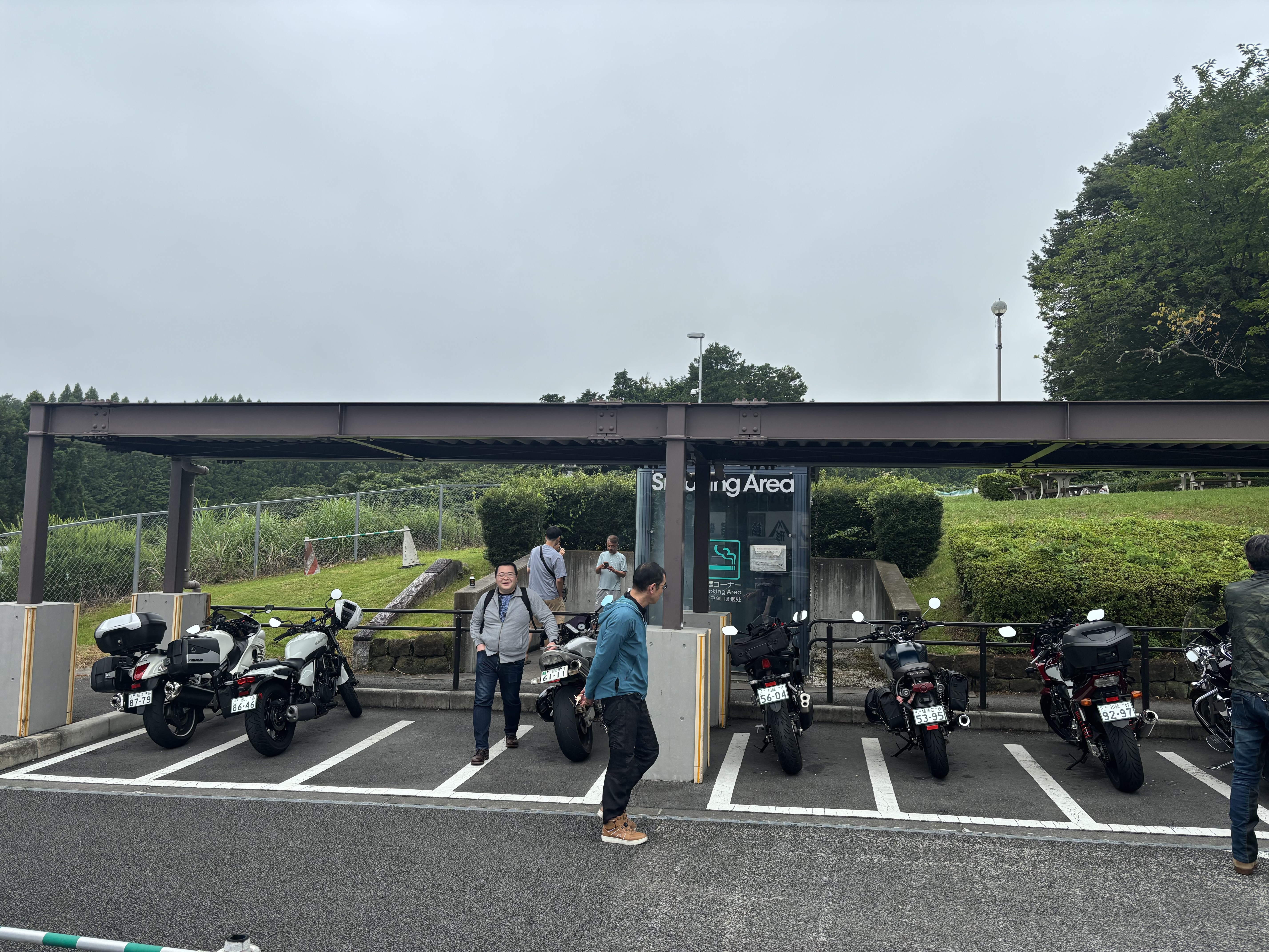上河内サービスエリアのバイク駐輪場