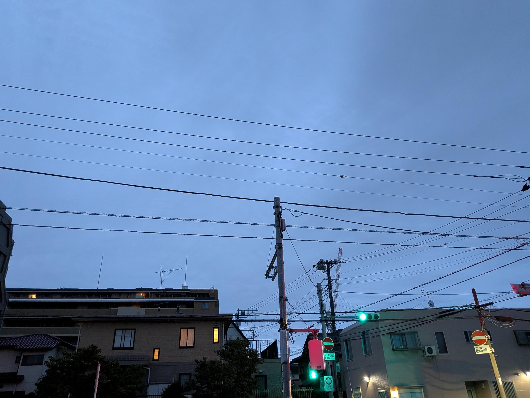 出発時の薄暗い船橋の空