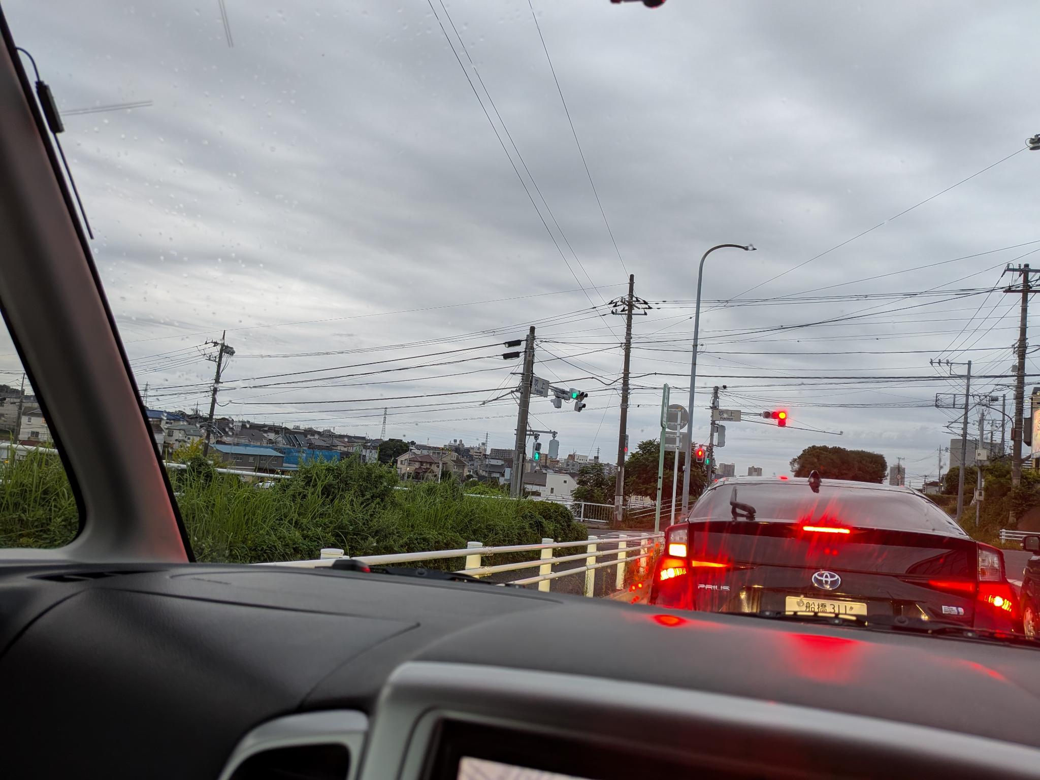 出発直後の車内から見た曇り空