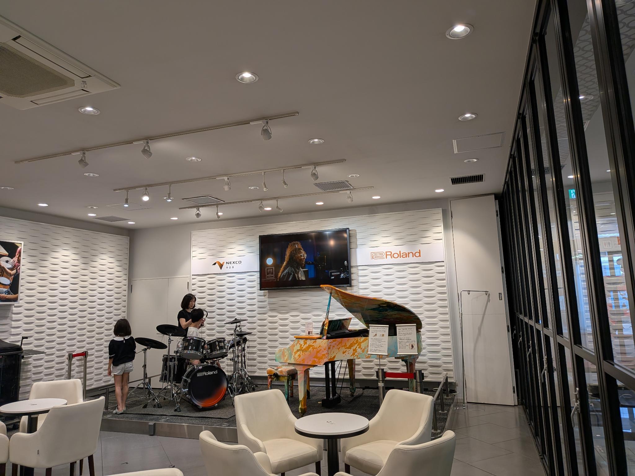 MUSIC SPOT HAMAMATSUのドラムとピアノ