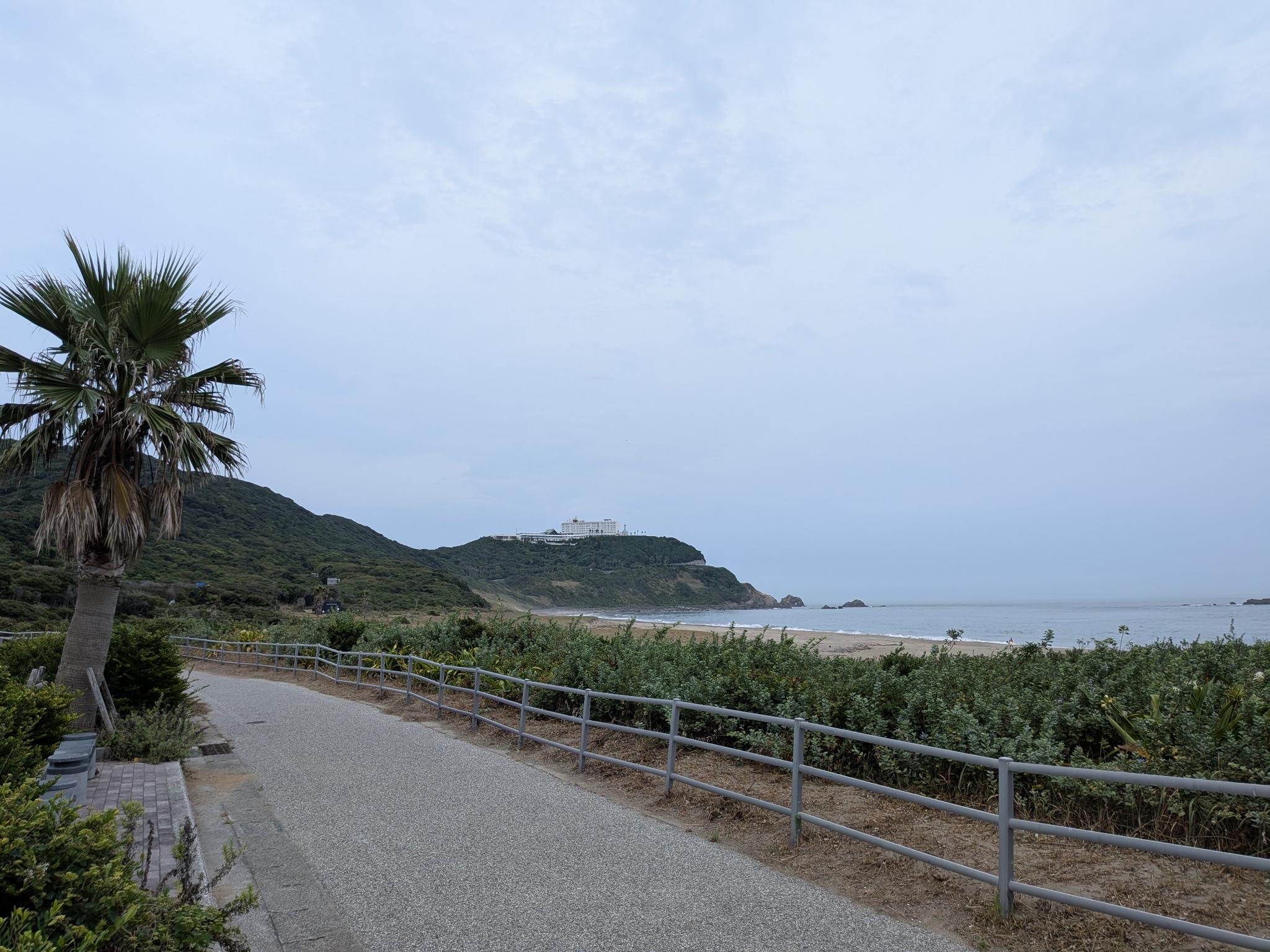 恋路ヶ浜の海岸と岬