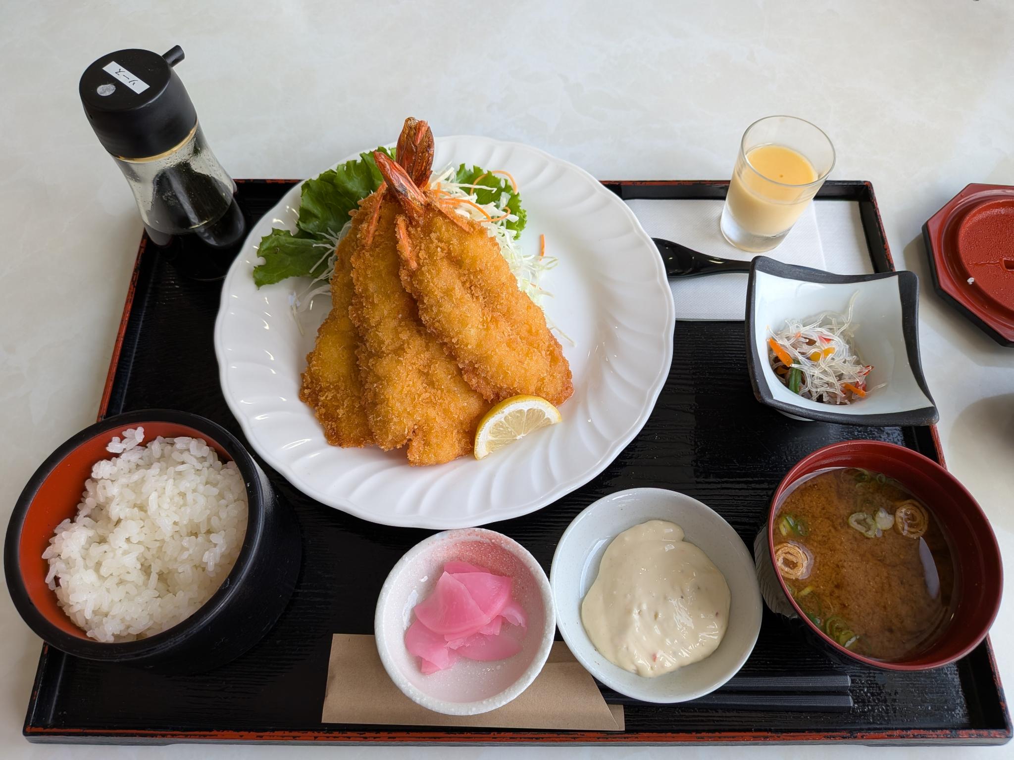 鳥羽港で食べた海老フライを中心とする定食