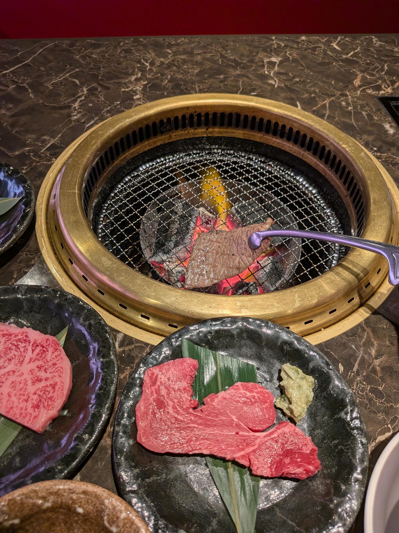 炭火で焼く松阪牛