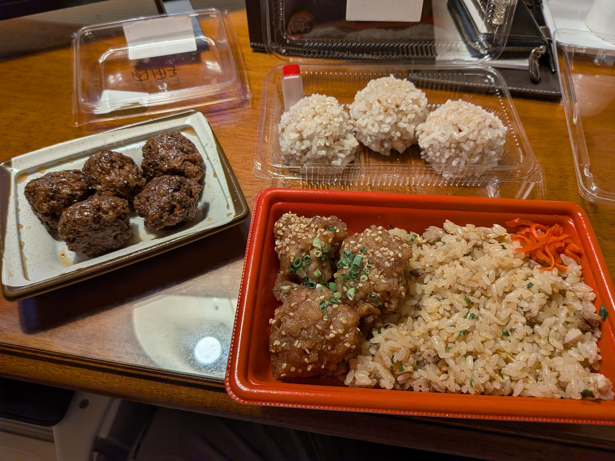 焼飯唐揚げ弁当、肉団子、お米のシュウマイ