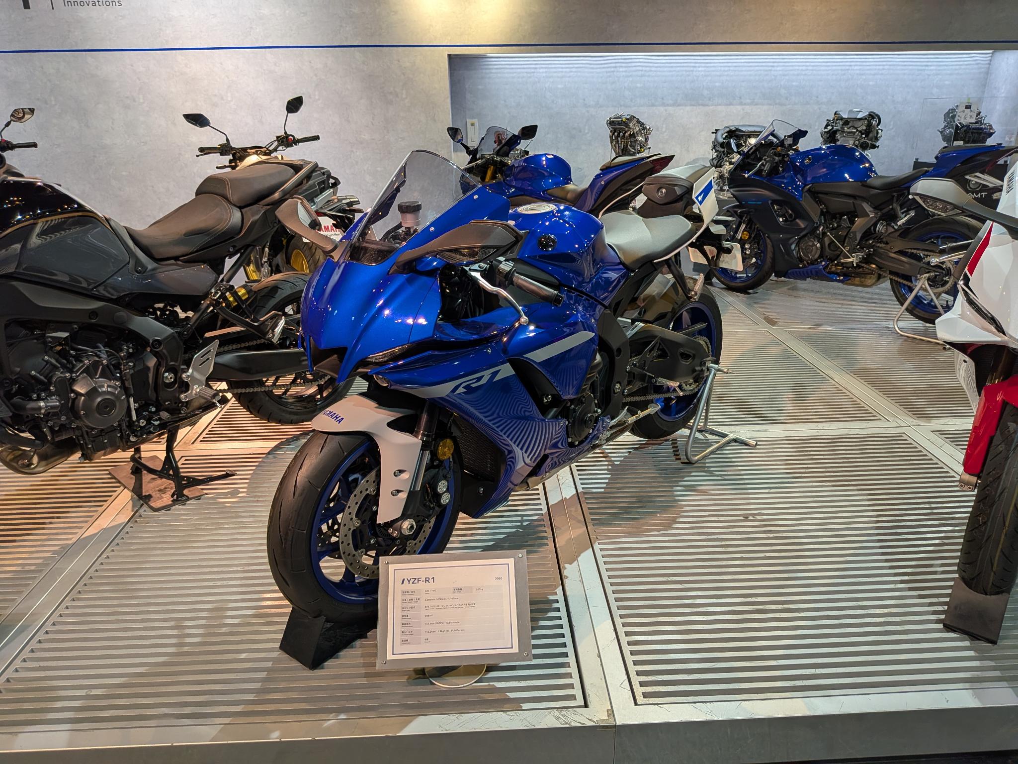 青いヤマハYZF-R7