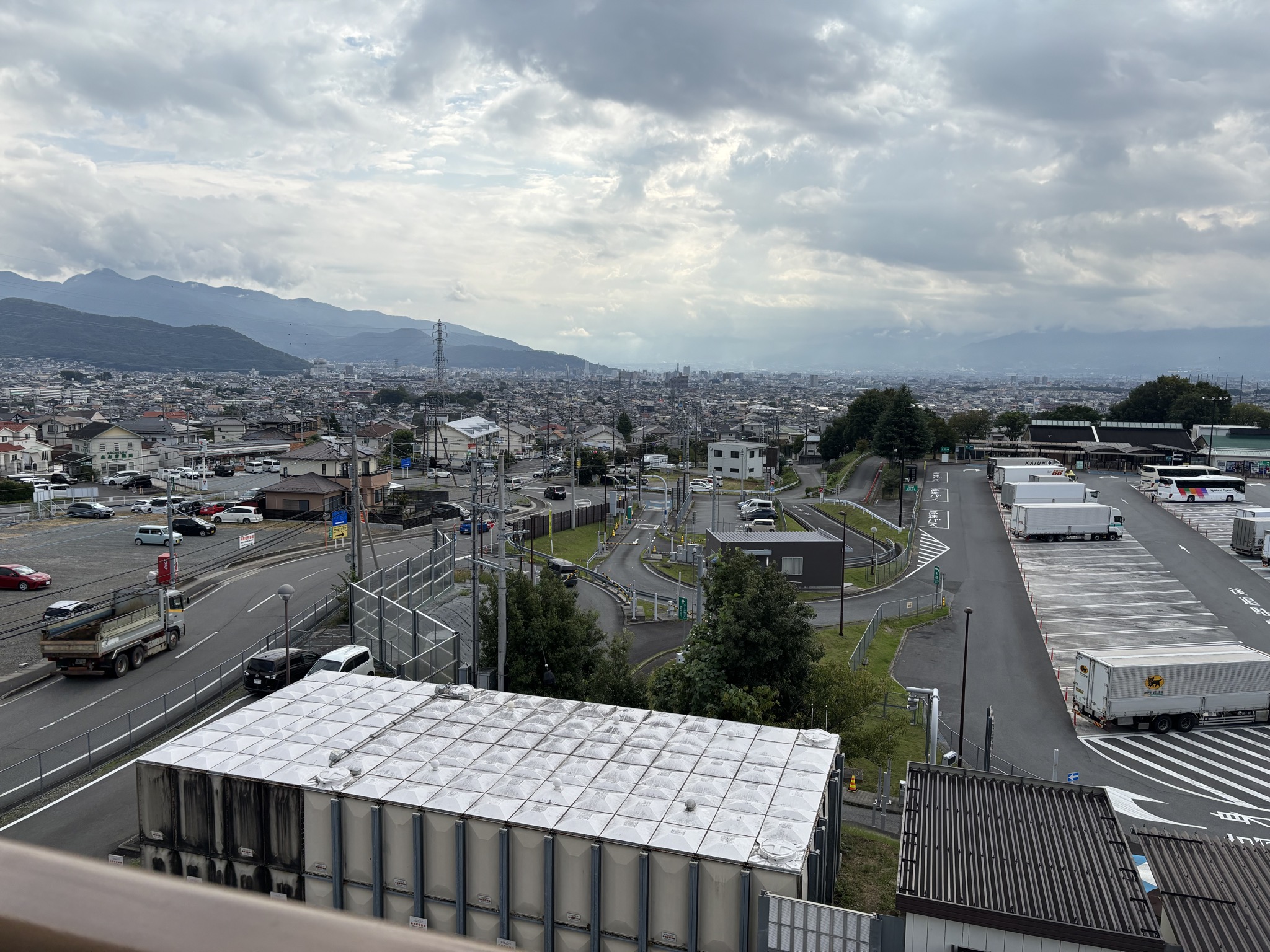 双葉SAの展望台から眺める甲府盆地