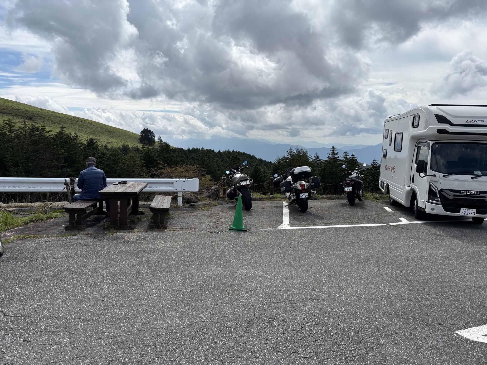 車山肩に止めた3台のバイク