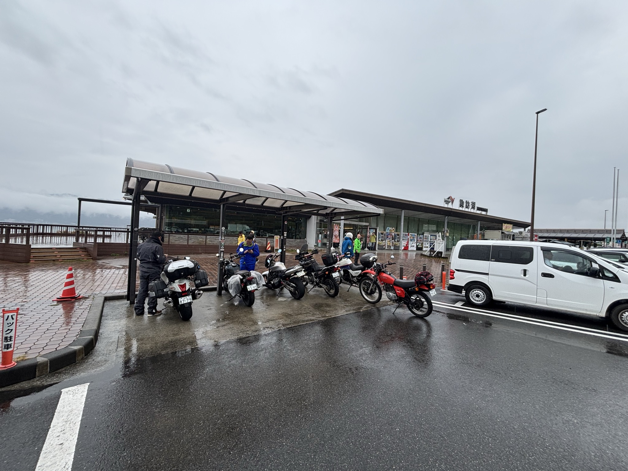 雨の諏訪湖SAのバイク駐車場